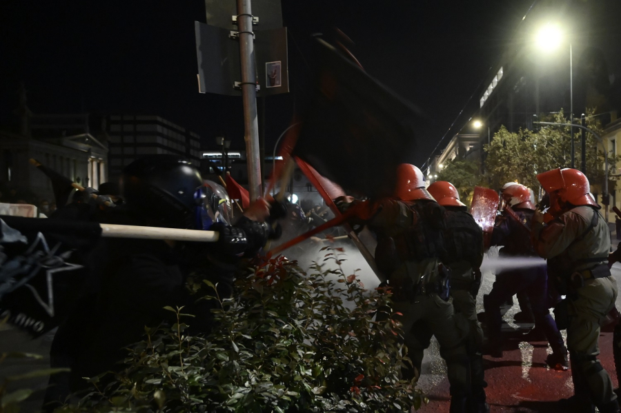 Αθήνα: Επεισόδια στο κέντρο, μολότοφ και χημικά στα Εξάρχεια