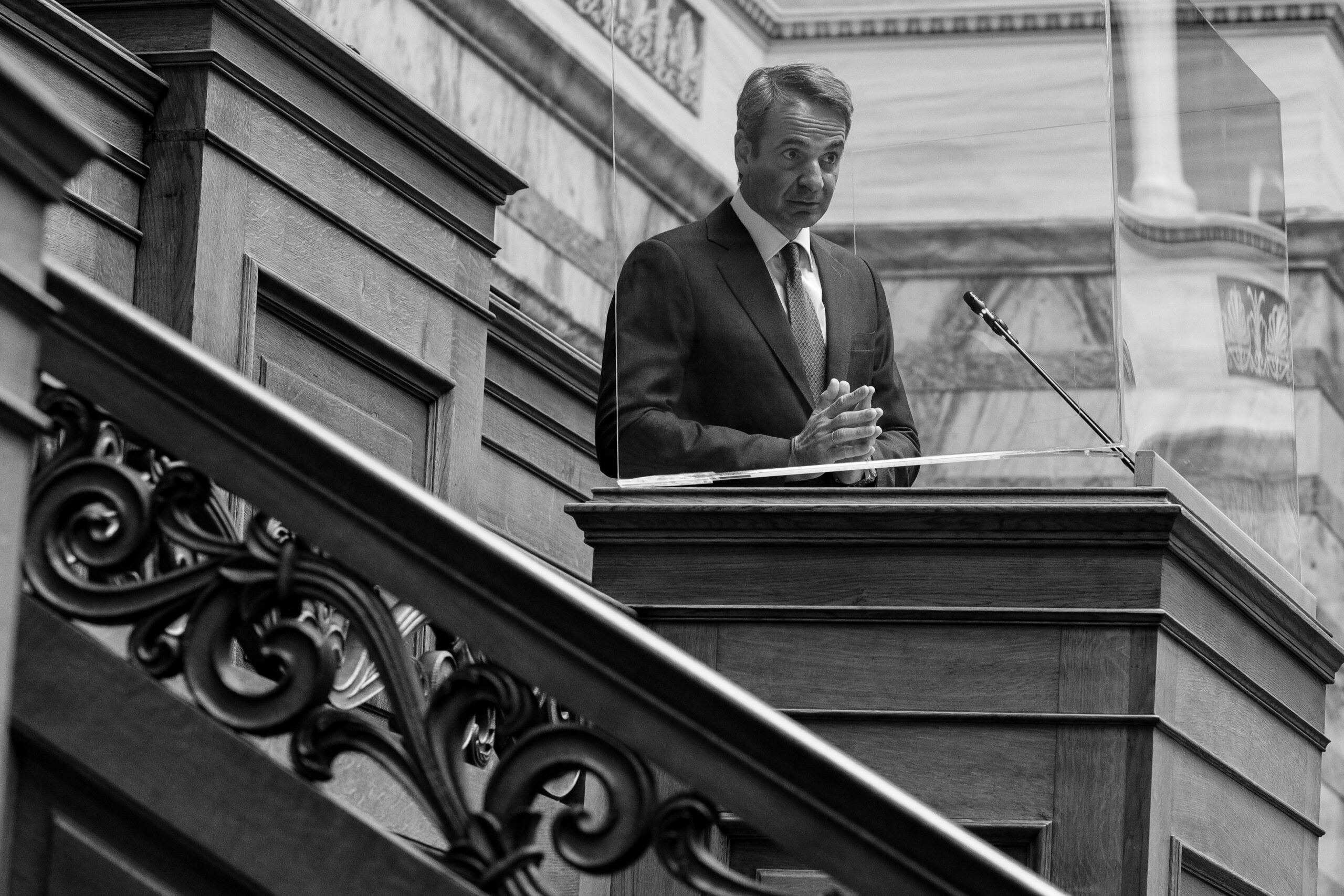 Ο Μητσοτάκης ξεμένει από πολιτικό χρόνο και «φίλους»
