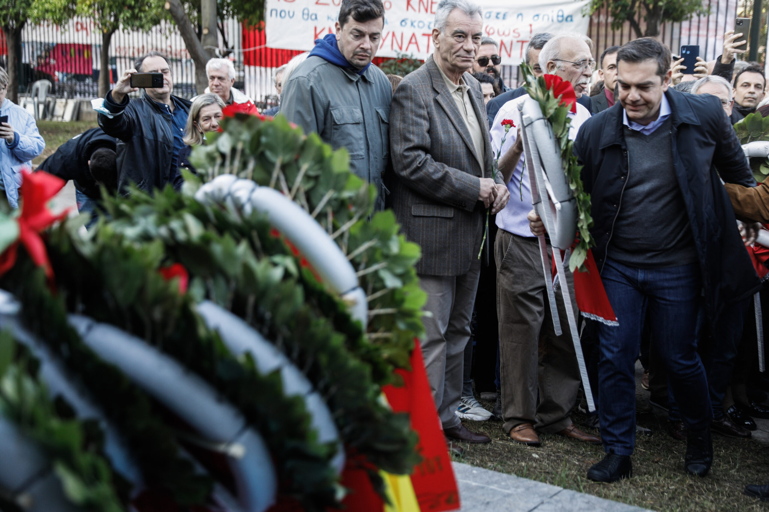Πολυτεχνείο – Ο Αλ. Τσίπρας κατέθεσε στεφάνι: «Το μήνυμα της εξέγερσης του Νοέμβρη πιο επίκαιρο από ποτέ»