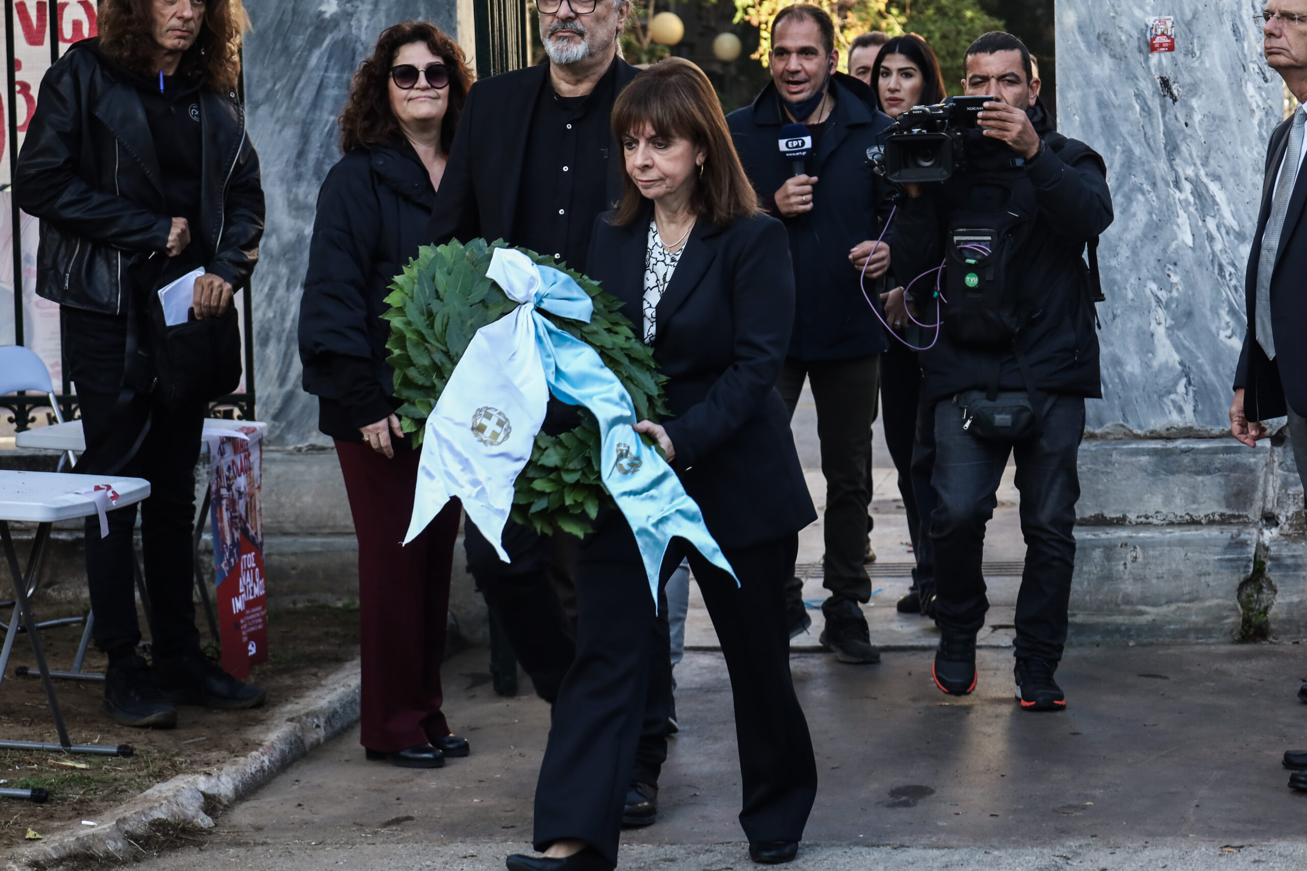 Η Κ. Σακελλαροπούλου κατέθεσε στεφάνι στο Πολυτεχνείο: «O αγώνας για τη δημοκρατία είναι διαρκής και απαιτητικός»
