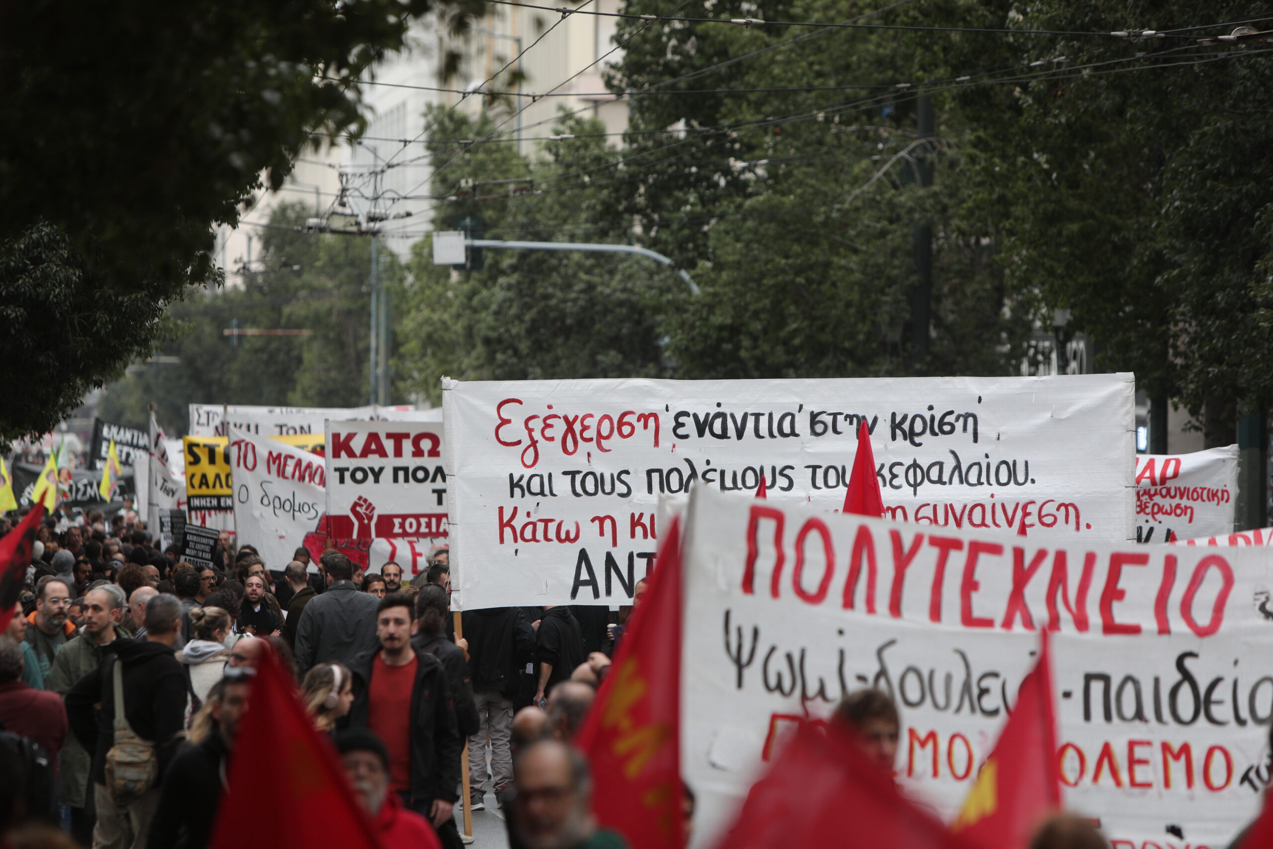 Ξεκίνησε η πορεία για την 49η επέτειο της εξέγερσης της 17ης Νοέμβρη στο Πολυτεχνείο