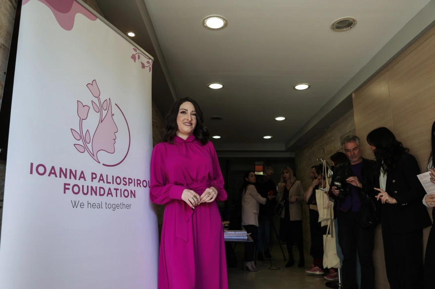 Η Ιωάννα Παλιοσπύρου ανακοίνωσε την ίδρυση του Ioanna Paliospirou Foundation από το σημείο που δέχτηκε την επίθεση με βιτριόλι