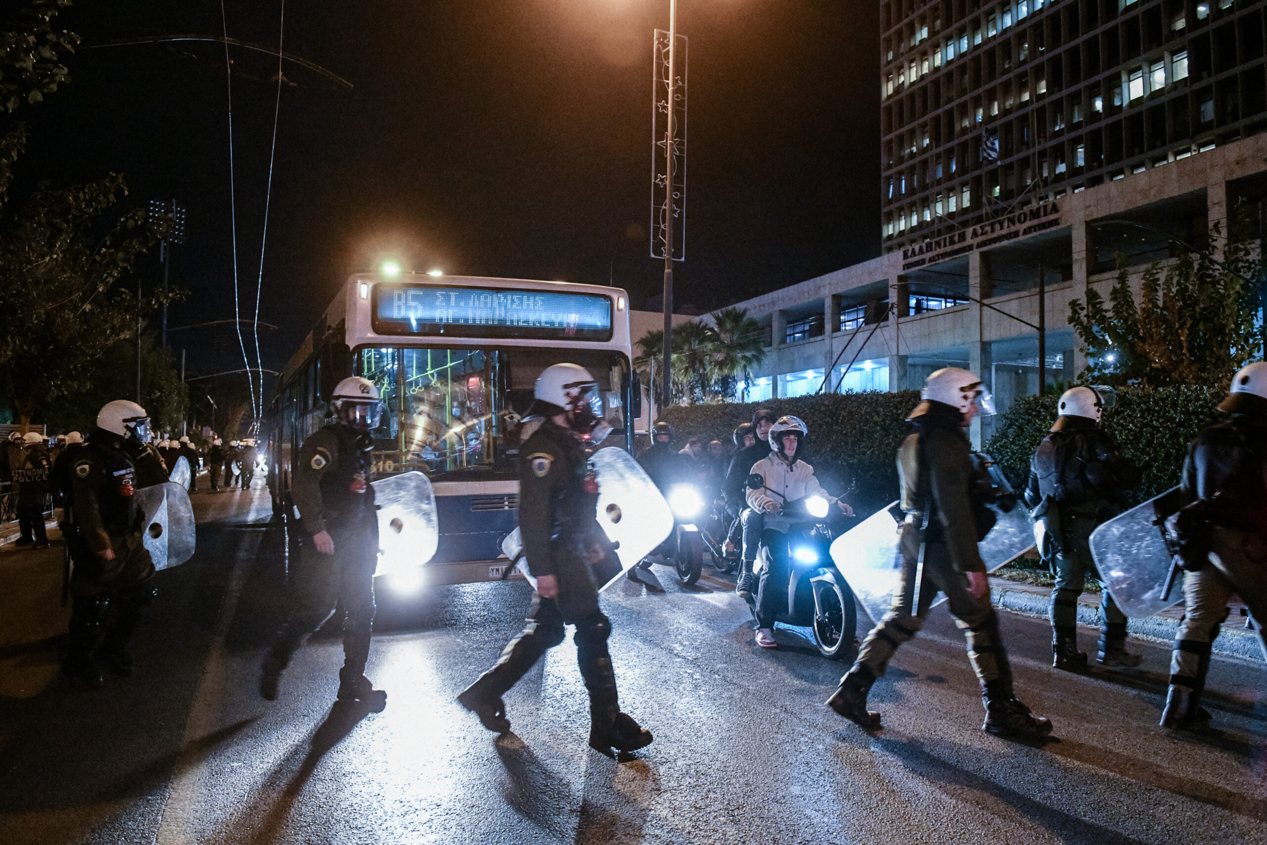 Επιχείρηση της ΕΛ.ΑΣ στα «Προσφυγικά» της Αλεξάνδρας: Στις 78 οι προσαγωγές – 7 αστυνομικοί τραυματίες