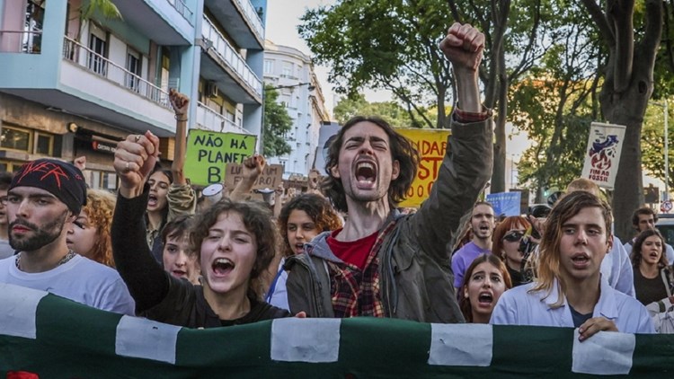 Λισαβόνα: Δεκάδες διαδηλωτές εισέβαλαν σε κτίριο που μιλούσε ο υπουργός Οικονομικών ζητώντας την παραίτησή του