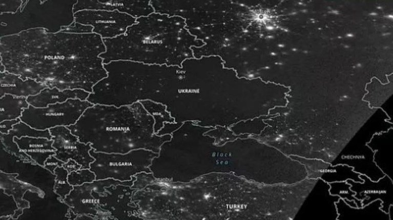 Μαύρη τρύπα στον χάρτη η Ουκρανία μετά τους ρωσικούς βομβαρδισμούς – δορυφορικές φωτό απο την NASA