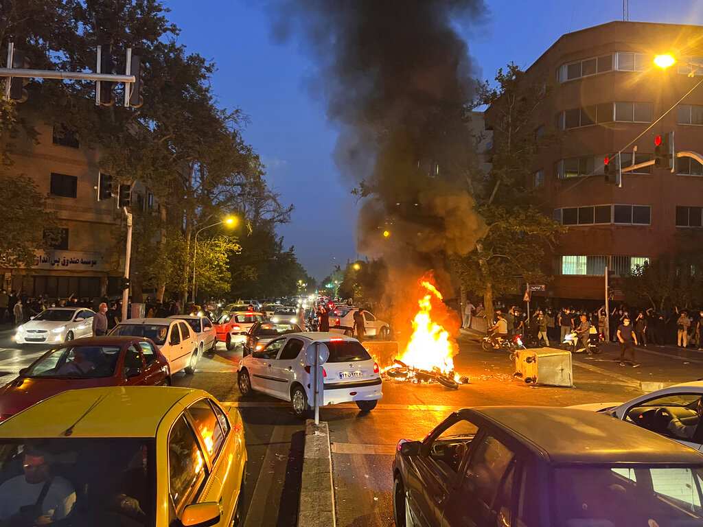 Τεχεράνη: Ένας νεκρός σε επεισόδια στο Καράτζ, στο μνημόσυνο μιας νεαρής διαδηλώτριας