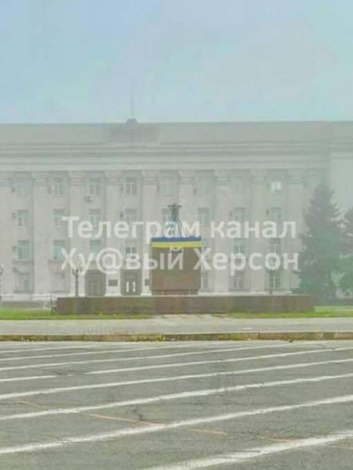 EKΤΑKTO: Υψώθηκε η σημαία της Ουκρανίας στη Χερσώνα