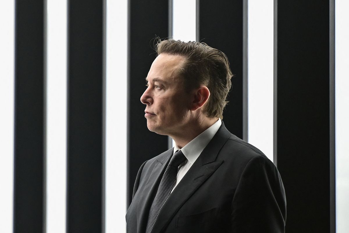 Tesla: Οι μετοχές της πέφτουν καθώς ο Μασκ διαχειρίζεται το χάος στο Twitter