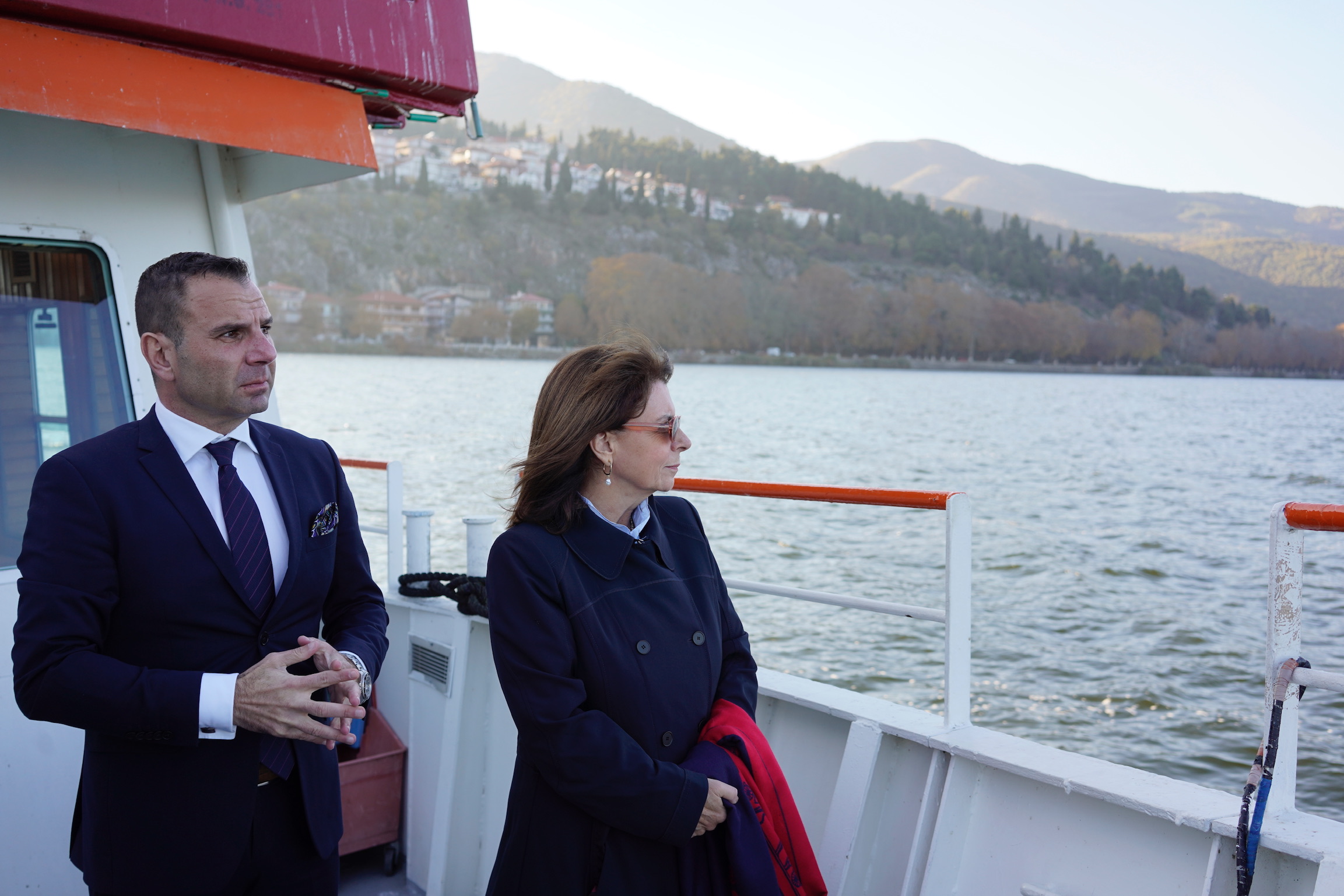 Καστοριά: Βόλτα στην λίμνη με το σκάφος «Ολυμπία» πραγματοποίησε η ΠτΔ (pics)
