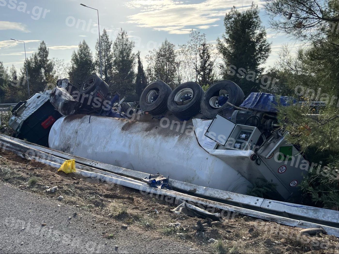 Λάρισα: Ανετράπη βυτιοφόρο όχημα – Μετέφερε εύφλεκτο υλικό – Σε εξέλιξη επιχείρηση λόγω κινδύνου έκρηξης