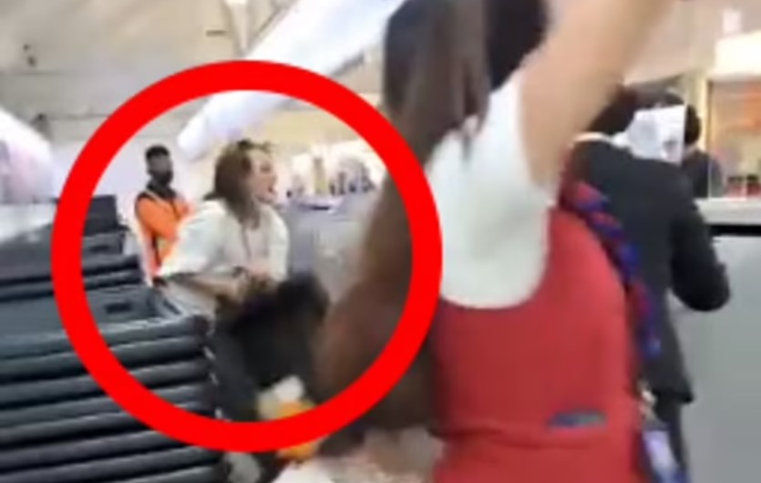 Μεξικό: Εκτός ελέγχου γυναίκα σε αεροδρόμιο – Πετούσε αποσκευές στους υπαλλήλους επειδή καθυστέρησε η πτήση της (vid)