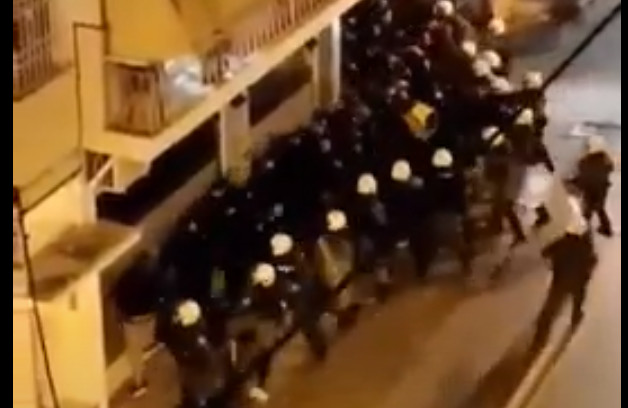 Επίθεση ΜΑΤ σε οπαδούς του Άρη: Mετακινήθηκε o εμπλεκόμενος αστυνομικός – Η ανακοίνωση της ΕΛΑΣ