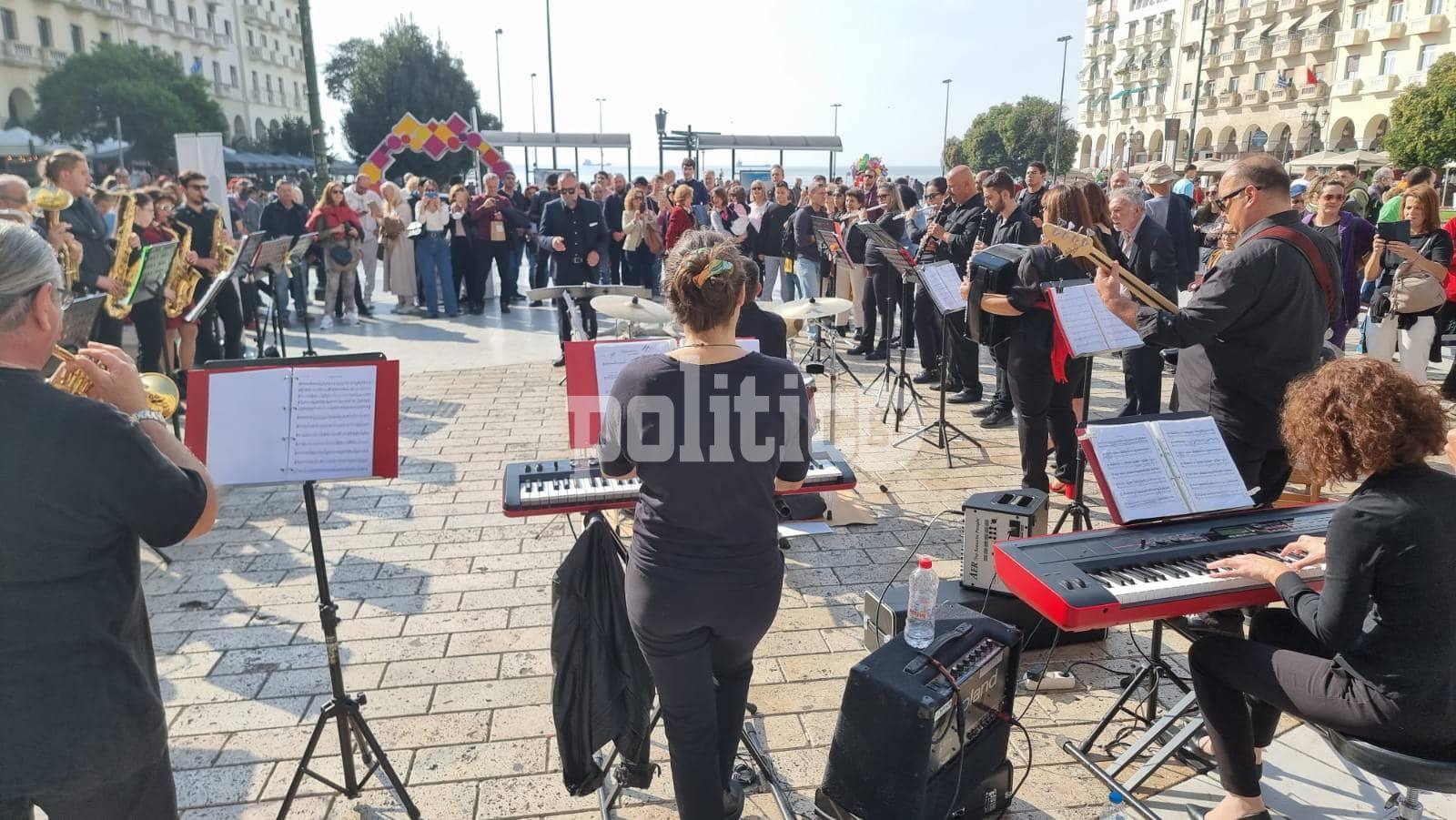 Θεσσαλονίκη: «Πλημμύρισε» από νότες το κέντρο της πόλης (pics & vid)