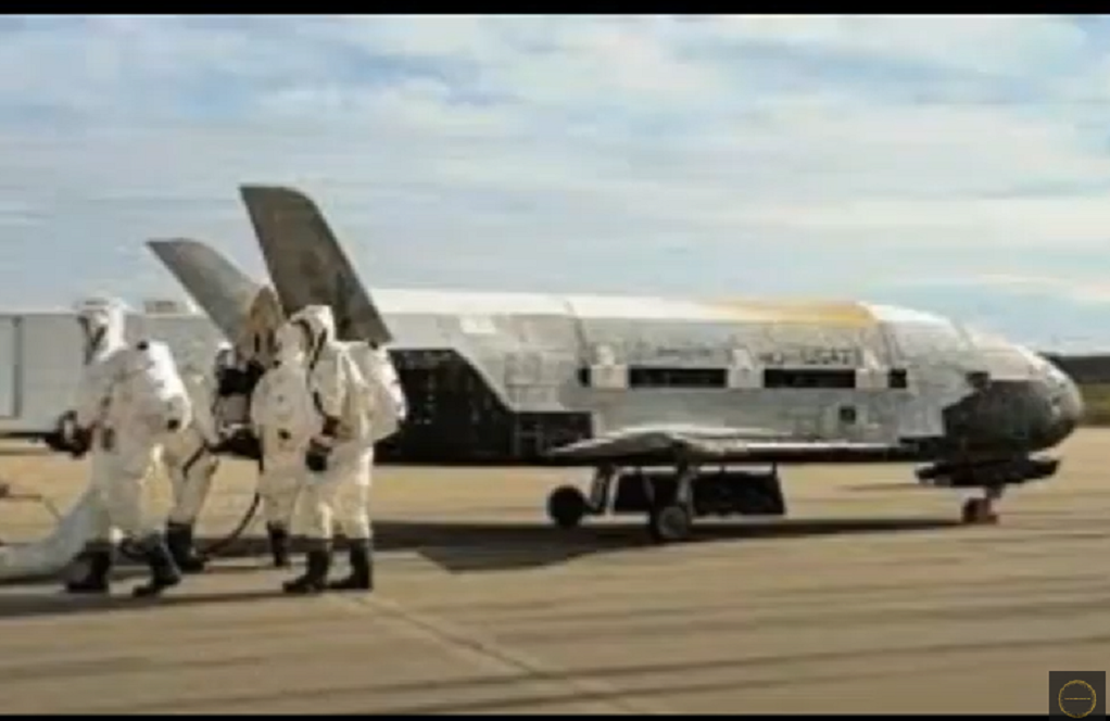 Το διαστημόπλοιο X-37B της αμερικανικής πολεμικής αεροπορίας επέστρεψε στη Γη ύστερα από 908 ημέρες σε τροχιά