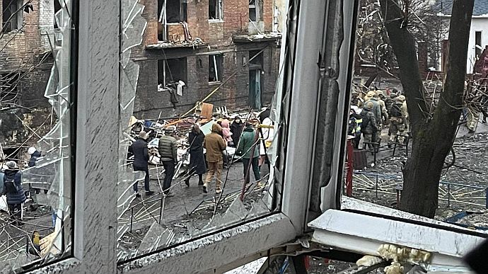 Ζελένσκι: Επισκέπτεται το Vyshhorod, όπου ένας πύραυλος χτύπησε ένα σπίτι