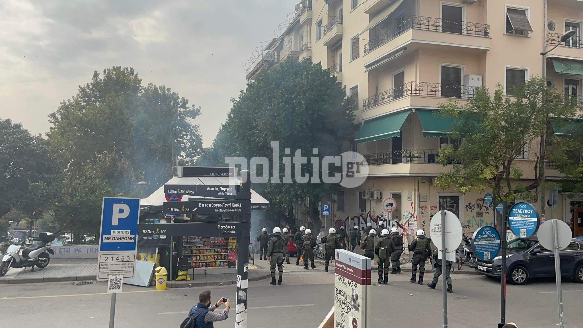 Θεσσαλονίκη ΤΩΡΑ: Επεισόδια στο εργατικό κέντρο από μέλη του αντιεξουσιαστικού χώρου (vid & pics)