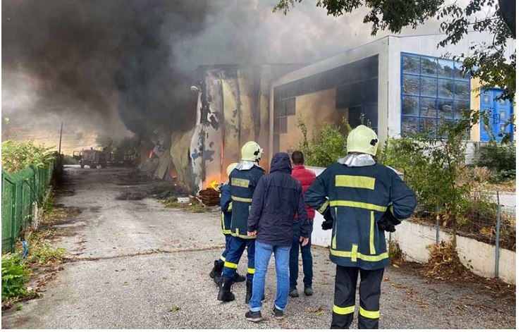 Υπό μερικό έλεγχο η πυρκαγιά σε εργοστάσιο στα Οινόφυτα (vid)
