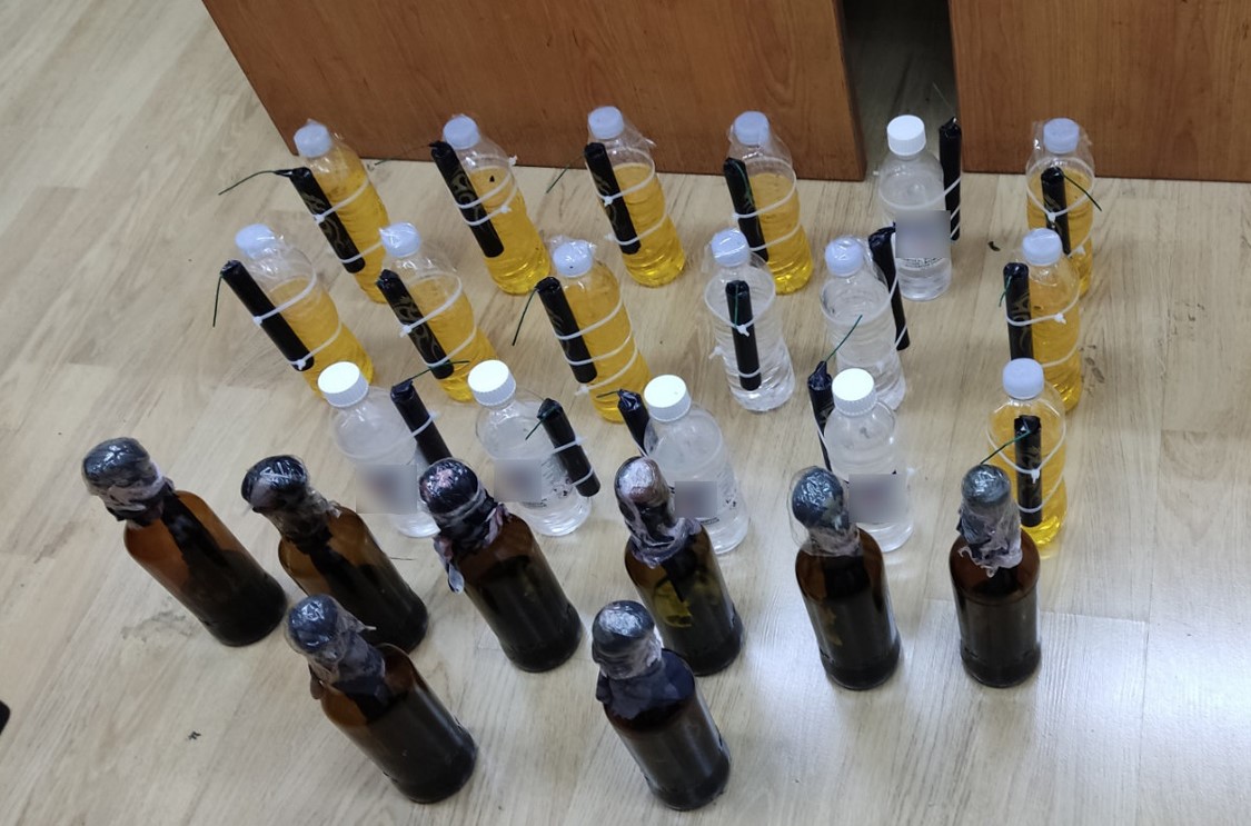 ΕΛ.ΑΣ.: Ένα μικρό… οπλοστάσιο εντοπίστηκε στο Πολυτεχνείο – Βόμβες μολότοφ, σιδερολοστοί και πριόνια (pics & vid)