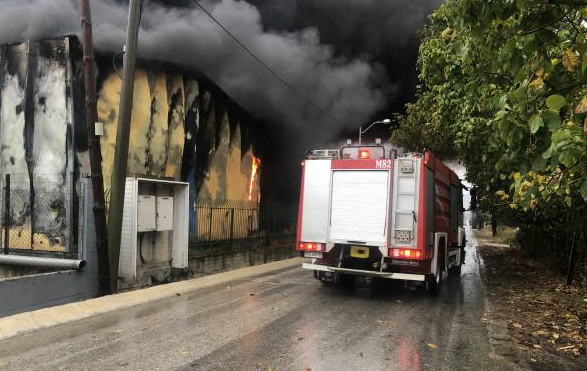 Καβάλα: Μεγάλη πυρκαγιά σε αποθήκη με χαρτί – Καταστράφηκε ολοσχερώς (vid)