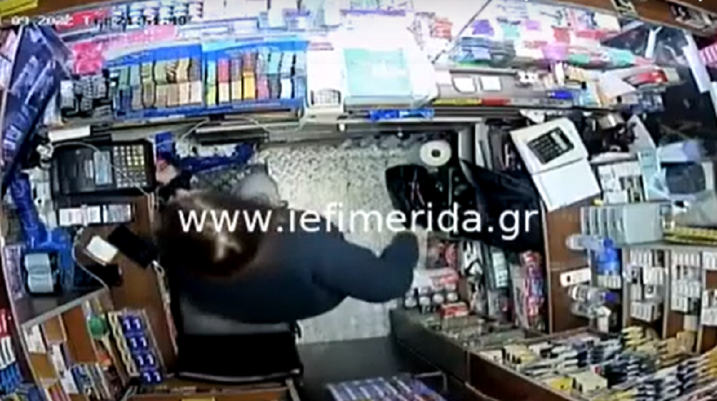 «Θα σου βάλω φωτιά, αργείς»: Ληστής εισβάλλει σε περίπτερο της Ηλιούπολης και αδειάζει το ταμείο – Δείτε το βίντεο