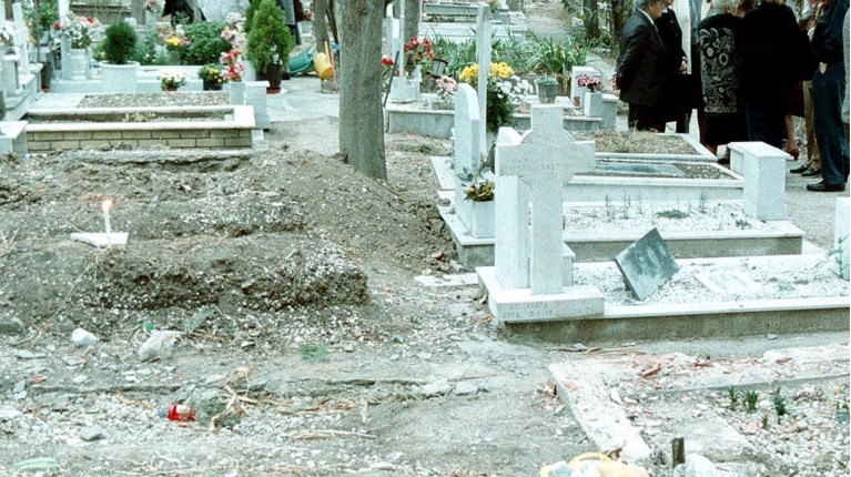 Βέβηλοι έσπασαν οστεοφυλάκιο και άρπαξαν οστά στο Γ’ Νεκροταφείο Αθηνών – Ποια σενάρια εξετάζονται