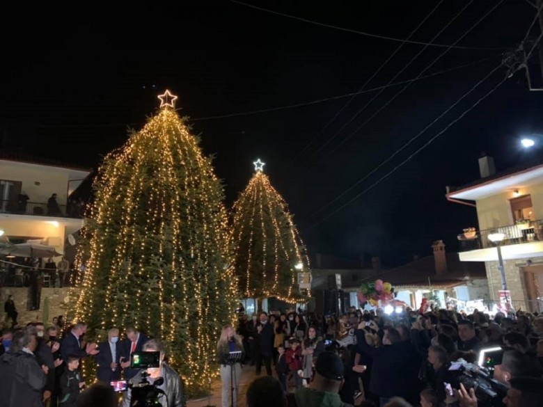 Χαλκιδική: 85.000 λαμπάκια και πολύχρωμα στολίδια θα στολίσουν φέτος το 16μετρο έλατο του Ταξιάρχη – Στις 7/11 η φωταγώγησή του