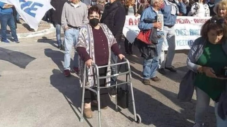 Το Twitter θαυμάζει την Αλέκα Παπαρήγα που βρέθηκε στη χθεσινή πορεία παρά τα προβλήματα υγείας της (pics)