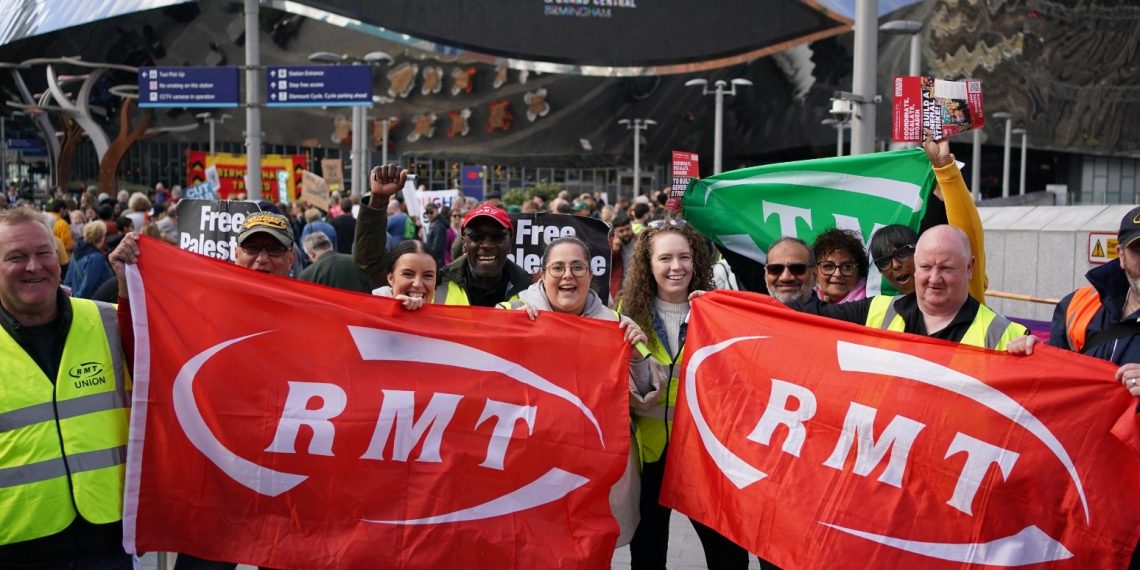 RMT: Ανακοινώνει ότι μια σειρά από απεργίες από το Σάββατο αναστέλλονται μετά την «υπόσχεση προσφοράς αμοιβής»