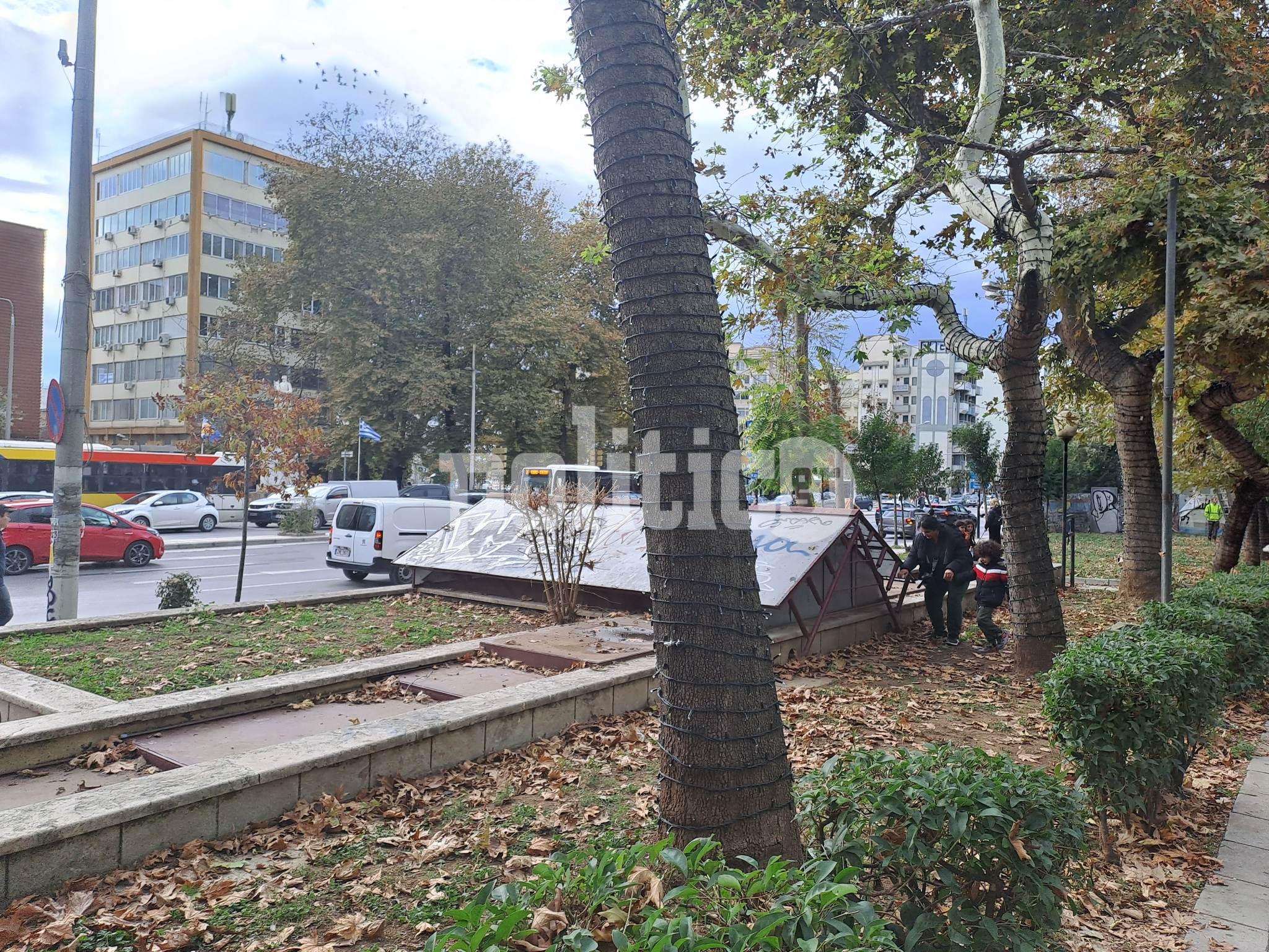 Θεσσαλονίκη: Ξεκίνησαν τα έργα στολισμού στην πλ. Ελευθερίας (pics)