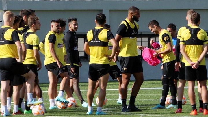 ΑΕΚ: Χωρίς Σιμάνσκι, Τσούμπερ η αποστολή για το ματς με τον ΟΦΗ