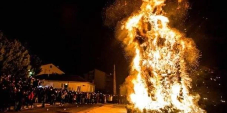 «Φωτιές» Φλώρινας: Το πιο γνωστό Χριστουγεννιάτικο έθιμο στη Δ. Μακεδονία