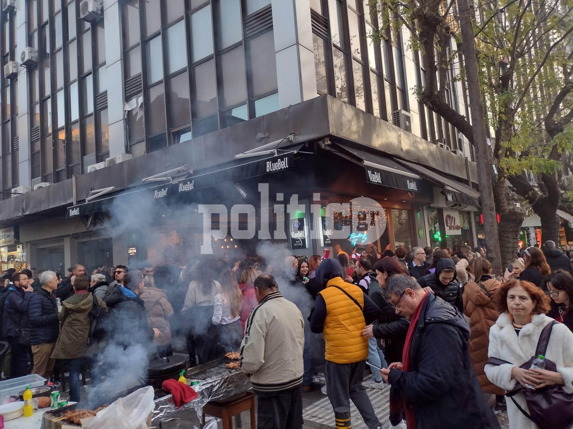 Θεσσαλονίκη: Ξέφρενο γλέντι στους δρόμους της πόλης παραμονή Πρωτοχρονιάς (vid)