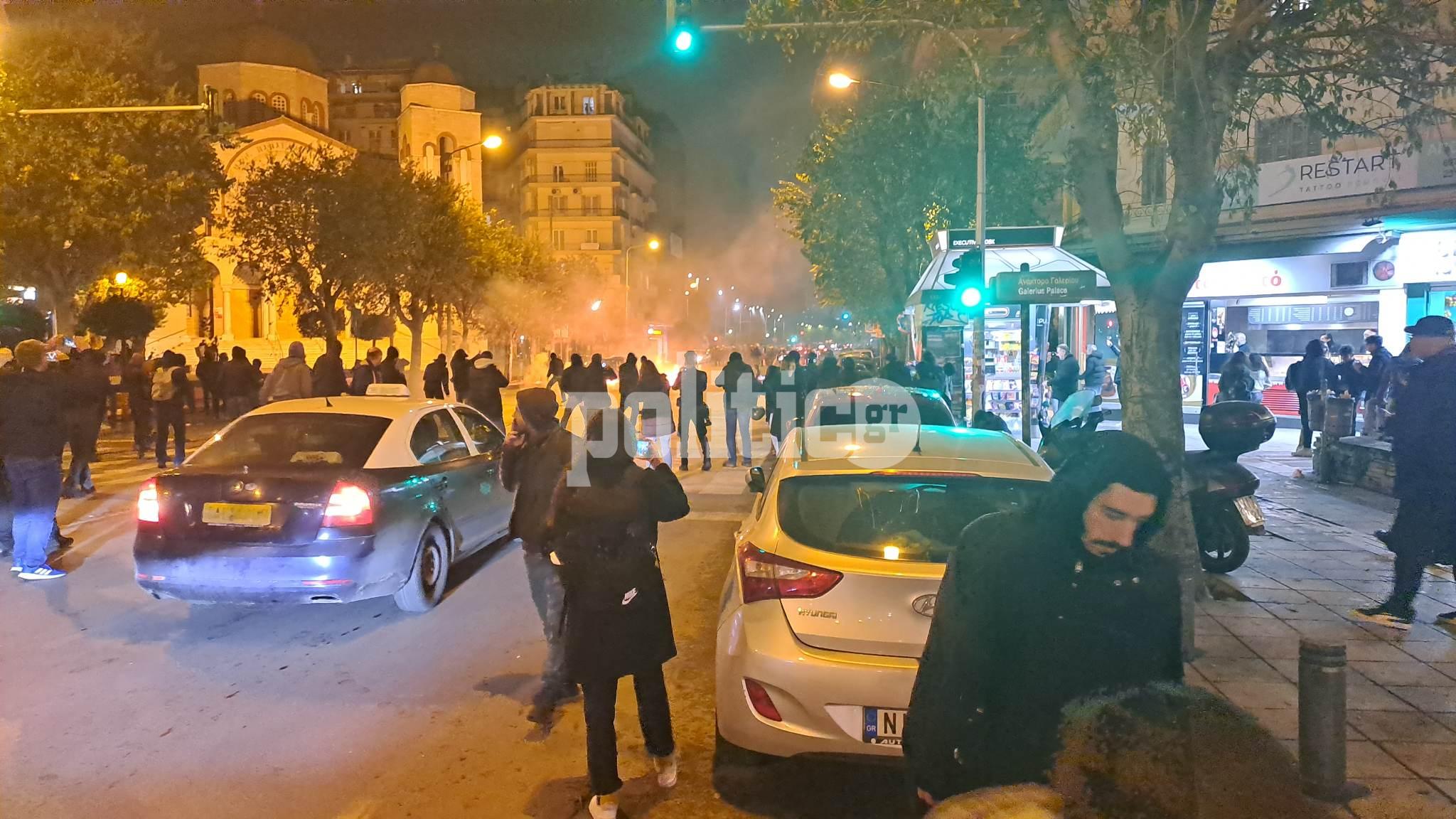 Θεσσαλονίκη: Επεισόδια τώρα στην Καμάρα – Διαδηλώνουν οργισμένοι για τον 16χρονο που πυροβολήθηκε (vid)
