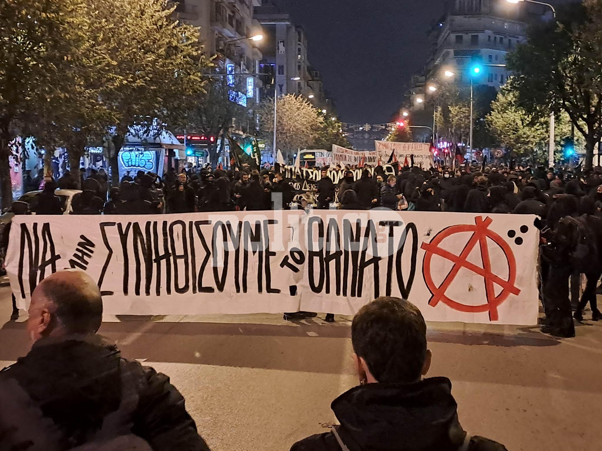 Θεσσαλονίκη: Σε κλίμα έντασης μεγάλη συγκέντρωση στην Καμάρα αυτή την ώρα (vid&pics)