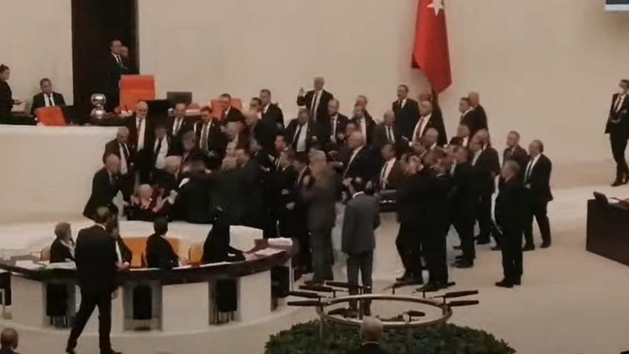 Τουρκία: Βουλευτής νοσηλεύεται σε ΜΕΘ μετά από συμπλοκή στο κοινοβούλιο (vid)