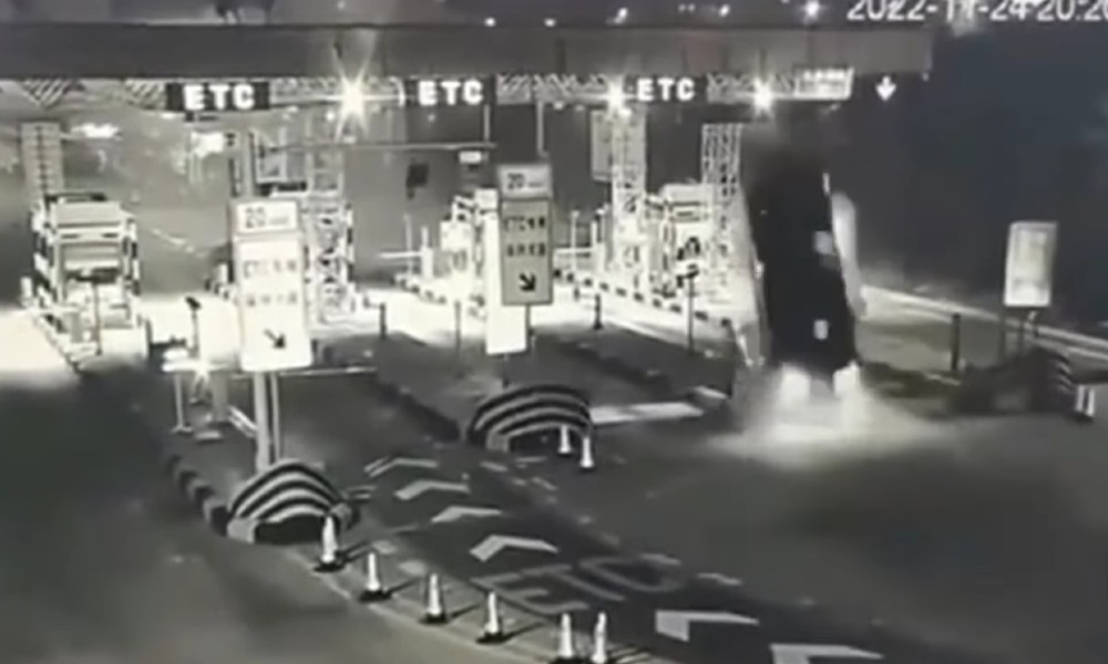Κίνα: Οδηγός πέφτει πάνω σε διαχωριστικό διοδίων (vid)