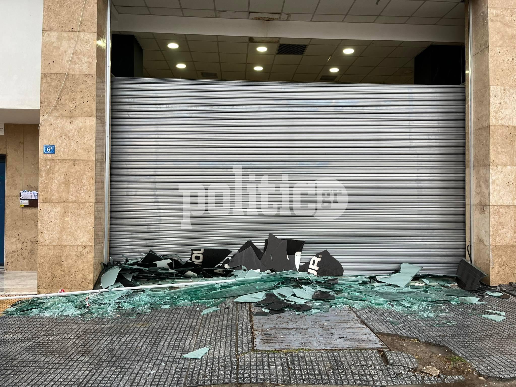 Θεσσαλονίκη: Η κακοκαιρία «Άριελ» κατεδάφισε τζαμαρία καταστήματος (pics & vid)