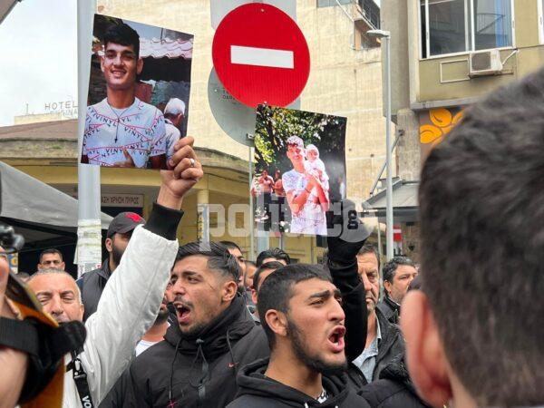 «Θελουμε δικαιοσύνη» - Με φωτογραφίες του 16χρονου κατέφθασαν οι Ρομα έξω από τα δικαστήρια (pics & vids)