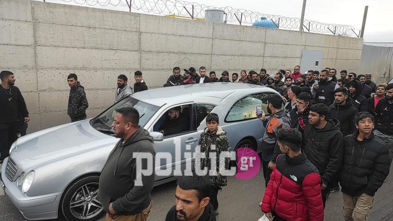 Θεσσαλονίκη: Ρομά συνοδεύουν τη σορό του 16χρονου μέχρι τον οικισμό «Αγία Σοφία» (pics)