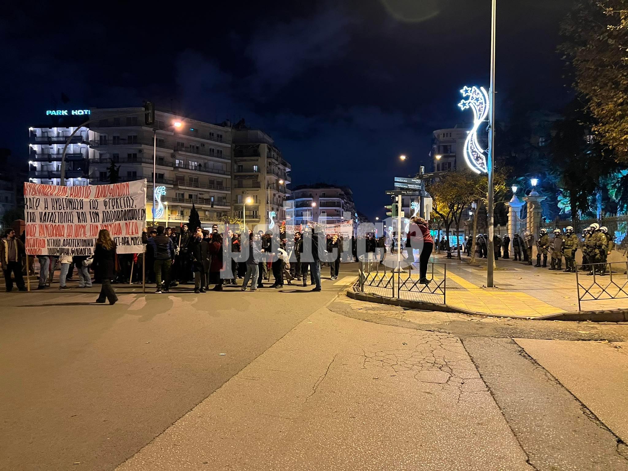 Θεσσαλονίκη: Πορεία για τον θάνατο του 16χρονου Κώστα Φρακούλη από αστυνομικά πυρά (pics & vid)