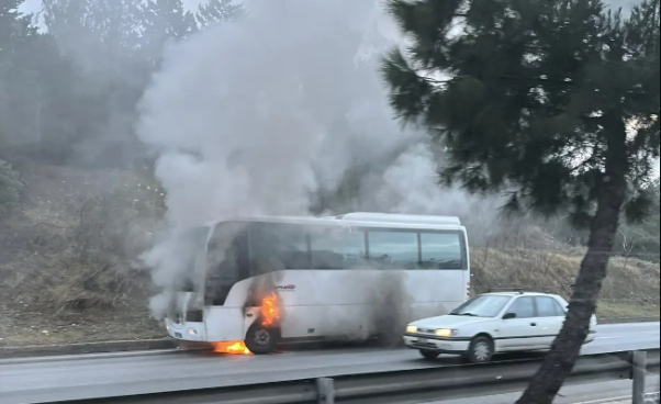 Θεσσαλονίκη: Φωτιά σε σχολικό λεωφορείο που μετέφερε ανήλικα παιδιά στον Περιφερειακό στο ύψος του Επταπυργίου (pics & vid)
