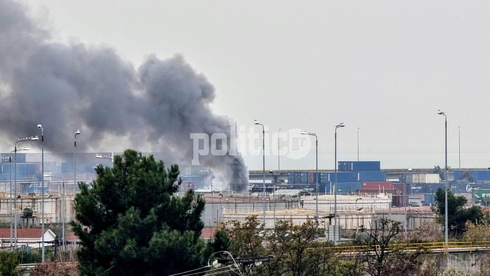 Θεσσαλονίκη: Φωτιά πίσω από τα παλιά ΕΛΠΕ – Μαύρο σύννεφο καπνού απλώθηκε στον ουρανό (pics)