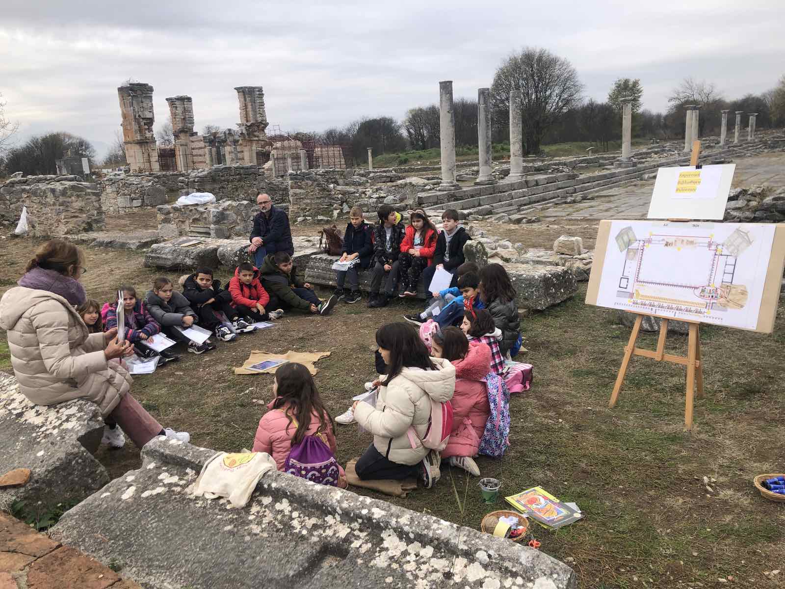 Καβάλα: Μαθητές έστησαν μαγαζάκια και πάγκους στην αρχαία ιστορική αγορά των Φιλίππων – Χάρισαν αγαπημένα τους βιβλία