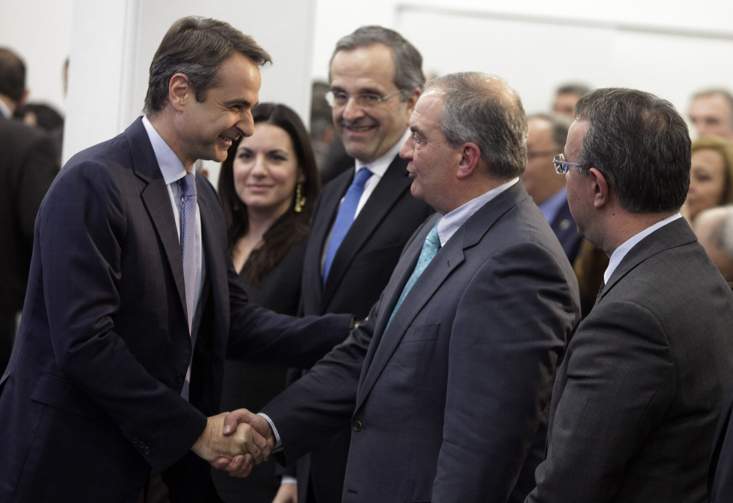 Ο Μητσοτάκης αναζητά «καθαρό δίμηνο» για τις εκλογές και έχει ανοικτές κεραίες για το δείπνο Σαμαρά-Καραμανλή