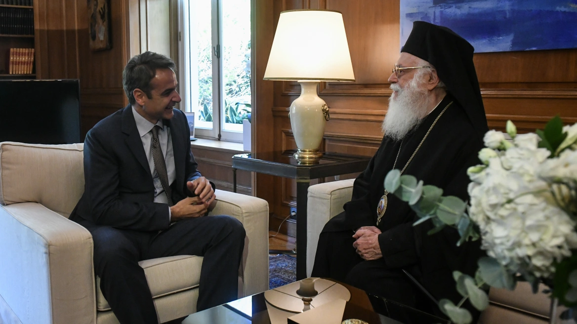 Συνάντηση Μητσοτάκη με Αρχιεπίσκοπο Αναστάσιο: «Αιθάνομαι την ανάγκη να βρεθώ δίπλα στους ομοεθνείς μας»