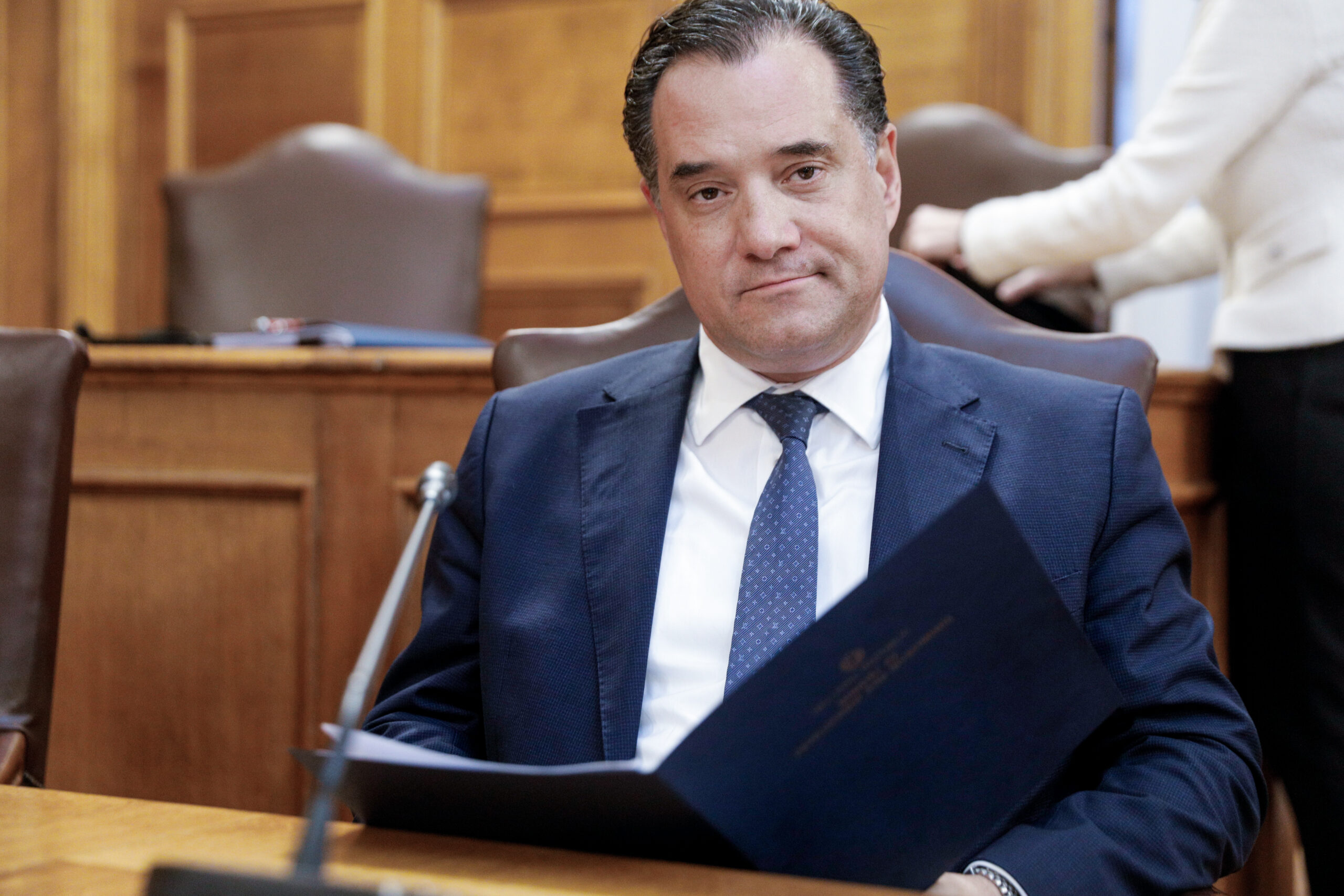 Η απάντηση του Γεωργιάδη σε χρήστη του Twitter: «Θέλεις να πιάσεις δουλειά στην κατασκευή του ουρανοξύστη και ρωτάς αγαπητέ;»