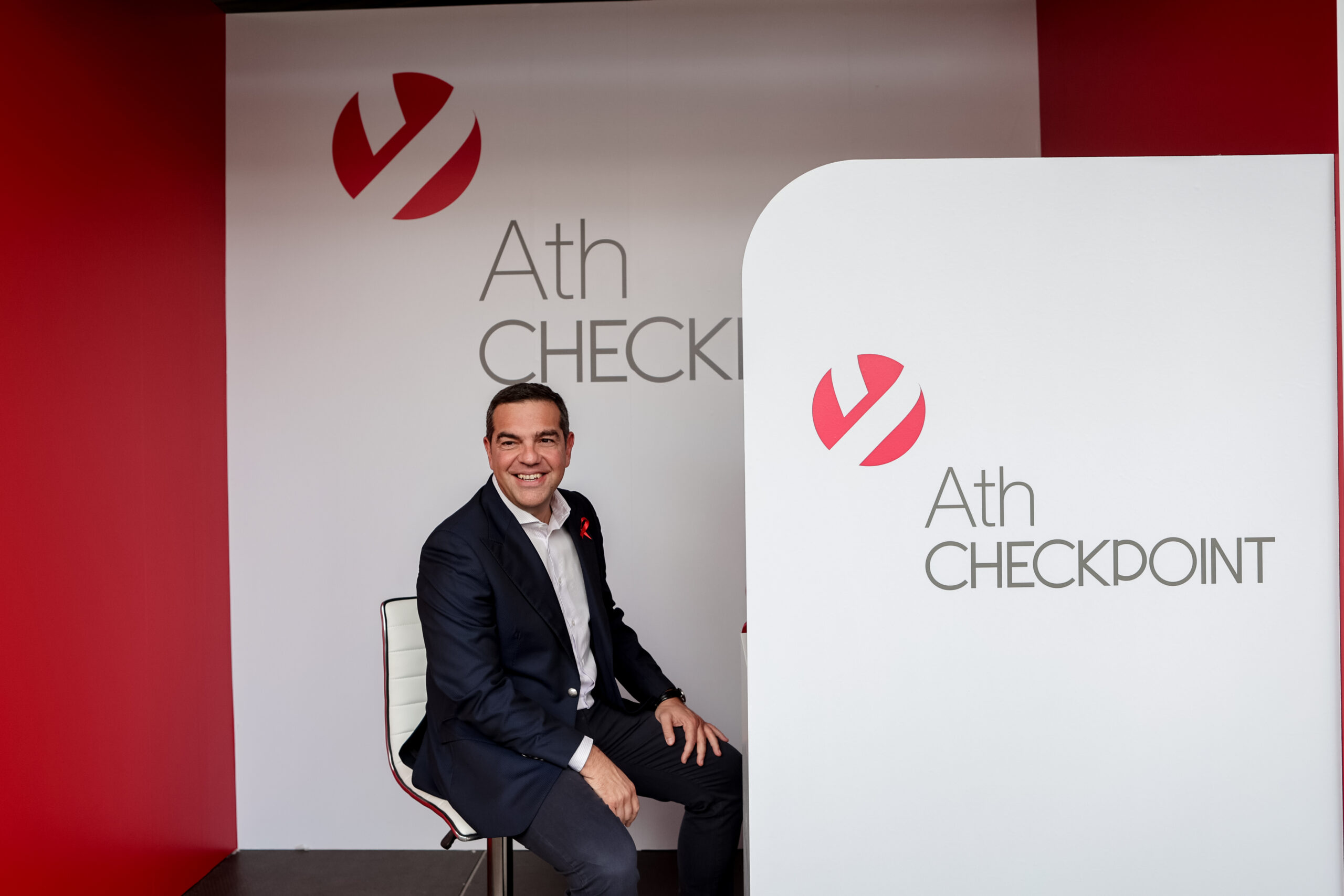 Τσίπρας: Επισκέφτηκε το περίπτερο της Θετικής Φωνής και της Ελληνικής Εταιρείας Μελέτης και Αντιμετώπισης του AIDS