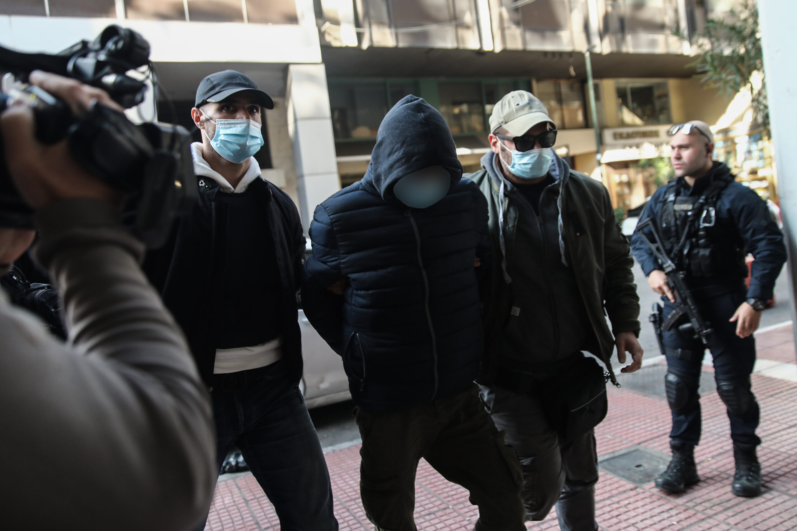 Πειραιάς: Στα δικαστήρια ο 25χρονος γυναικοκτόνος – «Σκότωσα τη σύντροφό μου», είπε στους αστυνομικούς