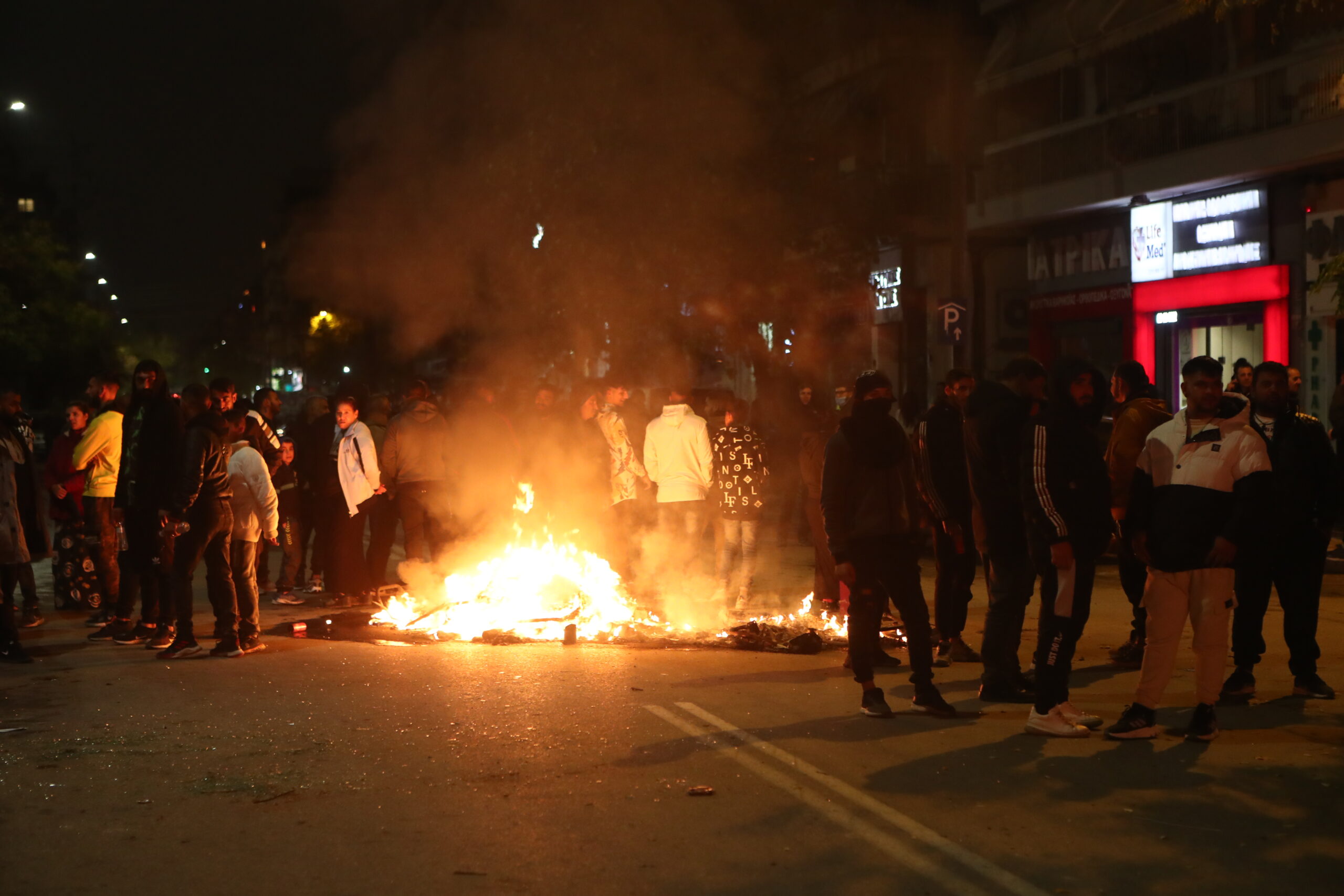 Νύχτα χάους – Επεισόδια με Ρομά στα Άνω Λιόσια, Ασπρόπυργο, Αγρίνιο και Θεσσαλονίκη