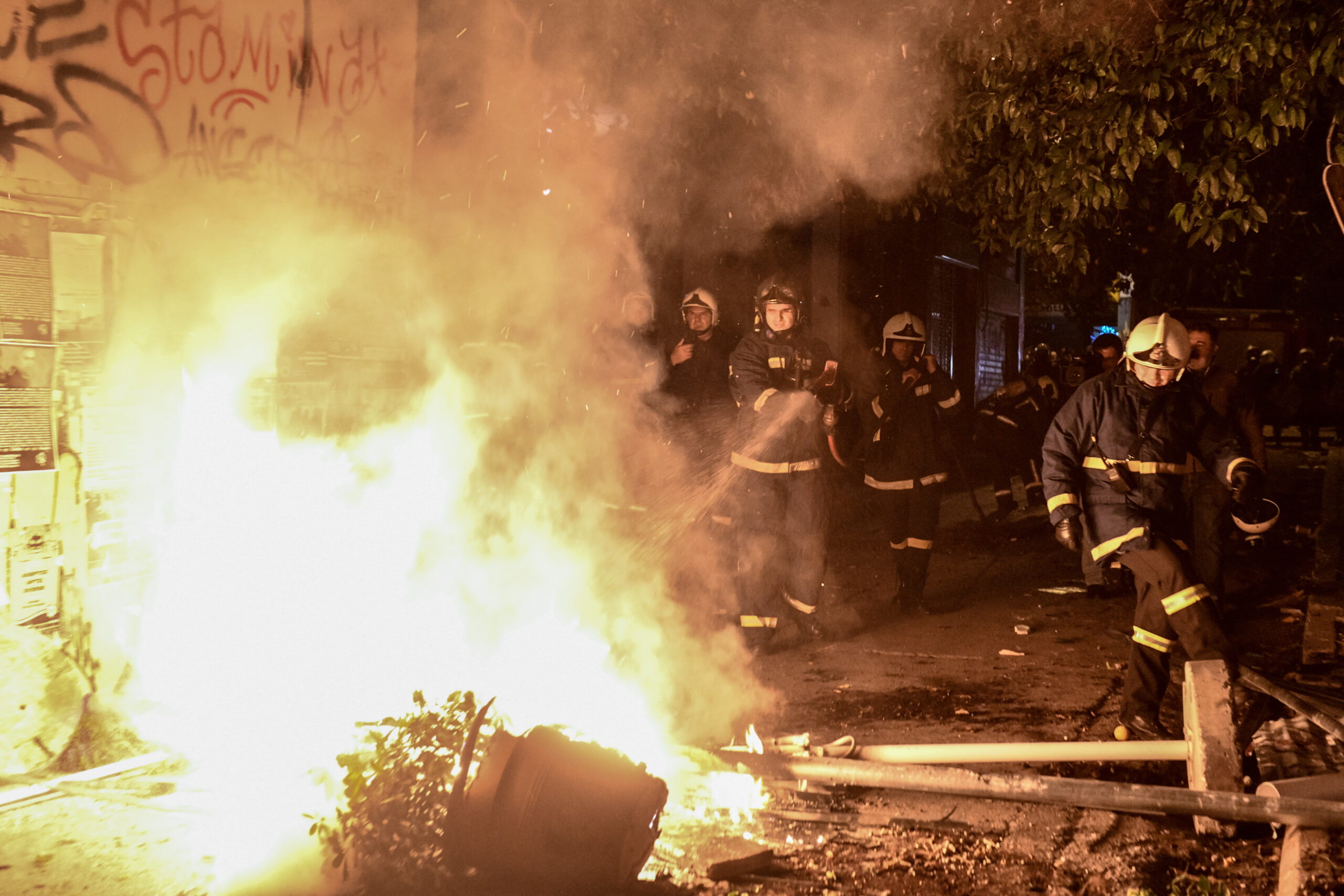 Σοβαρός τραυματισμός Ρομά στα επεισόδια τώρα στα Μέγαρα